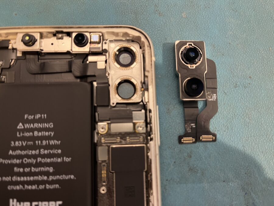 iPhone11（アイフォン）のアウトカメラに黒い斑点のような影が…！？スマホ修理工房渋谷店でカメラのパーツを交換しましょ