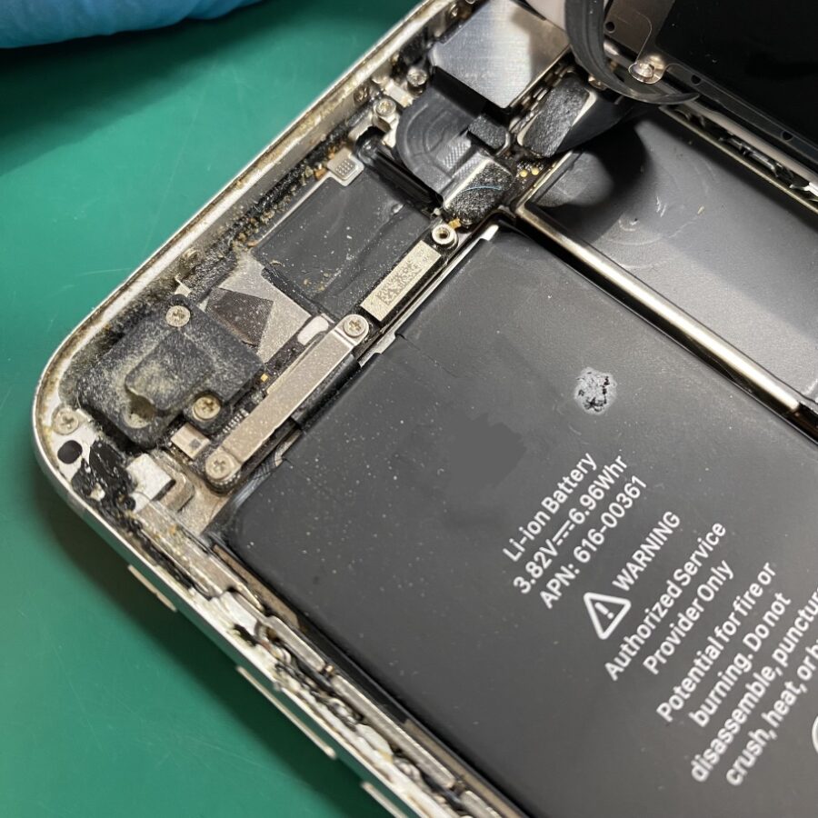 iPhone8の内部清掃、内部クリーニングがオススメ！結構汚れちゃってます！【スマホ修理工房池袋P'パルコ店】