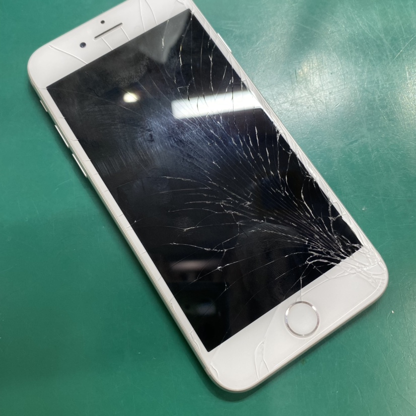 iPhone7(アイフォン７)の画面修理！どんなにバキバキでも綺麗に直る！【スマホ修理工房池袋P'パルコ店】