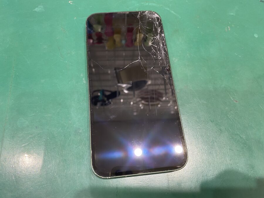 iPhone13(あいふぉん)画面が割れてボロボロ崩れて手を怪我しそうな状態は即日修理の【スマホ修理工房西大島店】へ