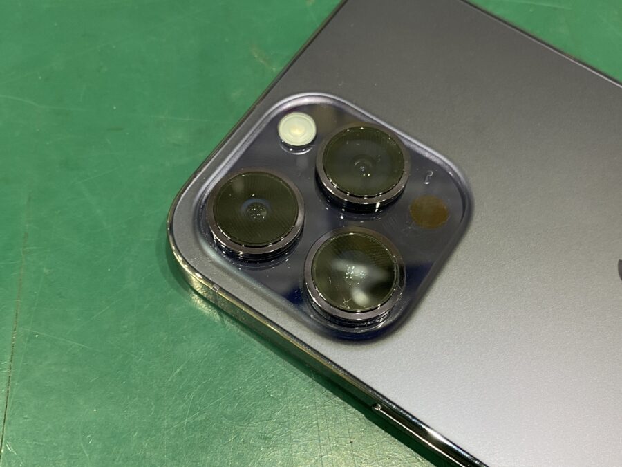 iPhone14ProMax(アイフォン)リアカメラガラスが割れてしまった。