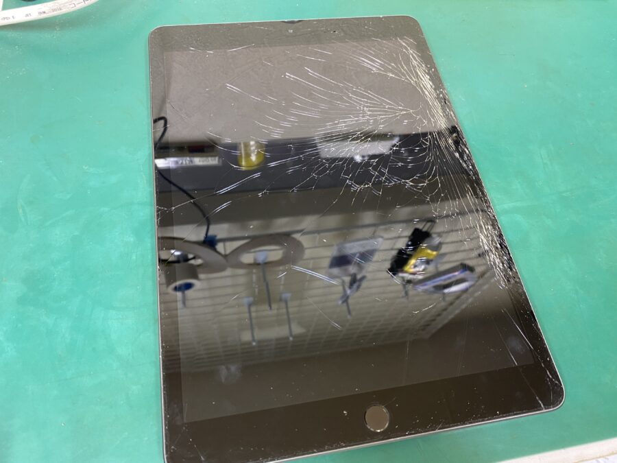 iPad7（第7世代）のガラスが割れてしまったなどのトラブルは即日修理の【スマホ修理工房西大島店】へ