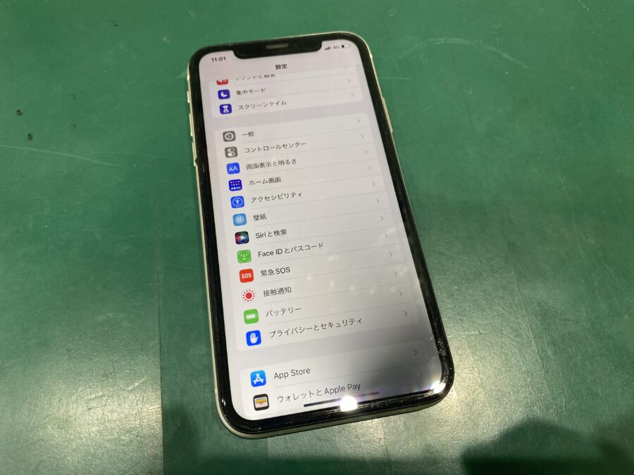 iPhone11(アイフォン)画面右下に黒いモヤが。画面の修理なら即日修理の【スマホ修理工房西大島店】へ