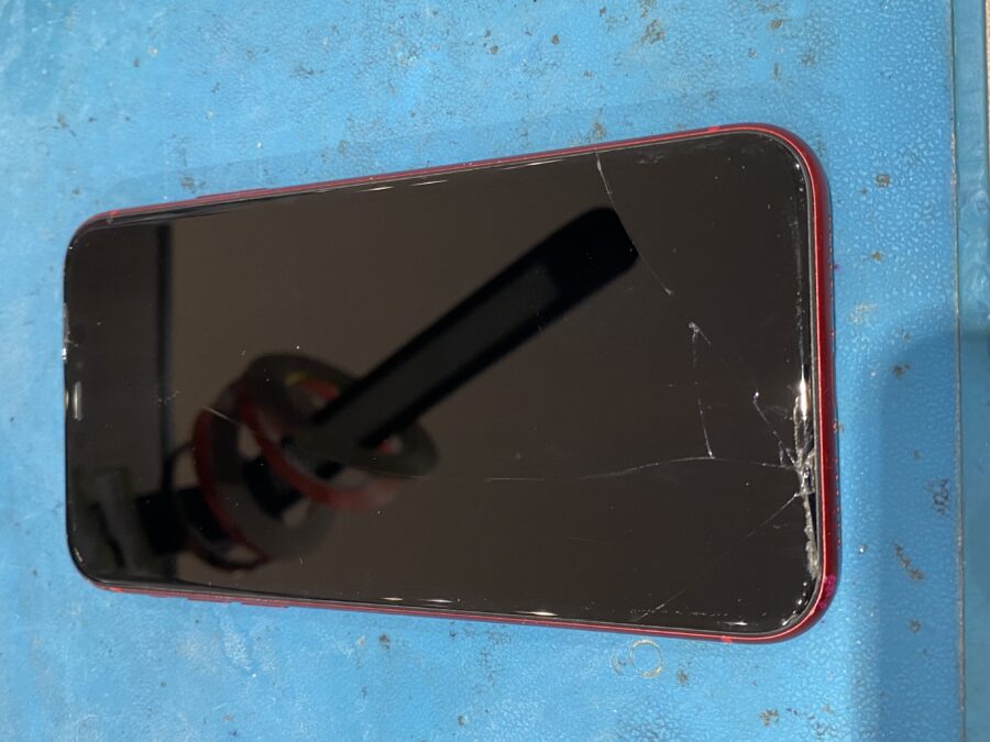 画面の割れたiPhone11(アイフォンイレブン)データそのまま即日修理が可能です!【スマホ修理工房仙台PARCO2店】