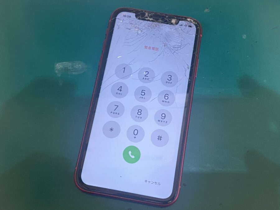 画面が割れて内部が見えてしまっているiPhone11(アイフォンイレブン)を画面交換！【スマホ修理工房新宿PePe店】