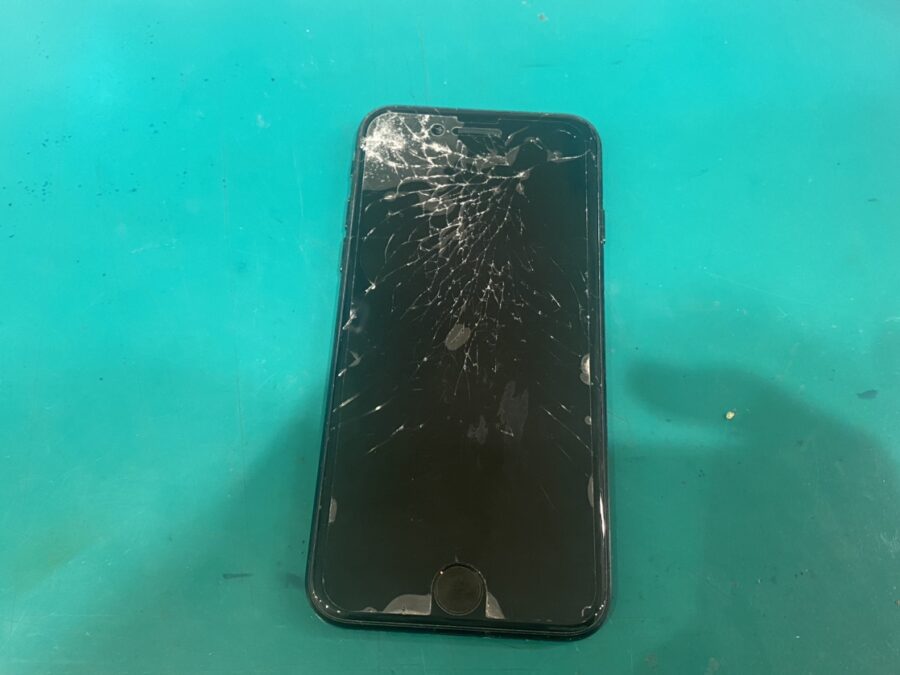 iPhoneSE2(アイフォンエスイーツー)の即日画面交換は【スマホ修理工房新宿PePe店】で！