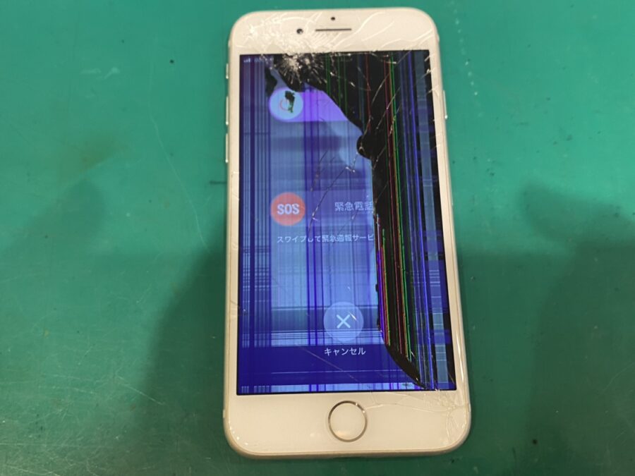 液晶破損にタッチ不良！？画面が使えなくなったiPhone8(アイフォンエイト)も即日画面交換！【スマホ修理工房新宿PePe