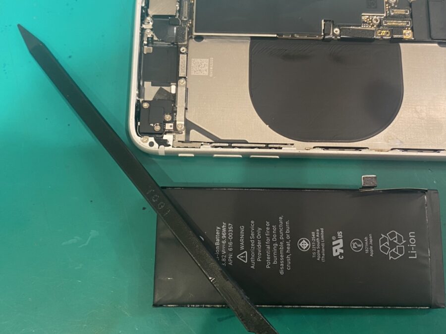 膨張バッテリーも即日交換！iPhone8(アイフォンエイト)バッテリー交換を行いました！【スマホ修理工房新宿PePe店】