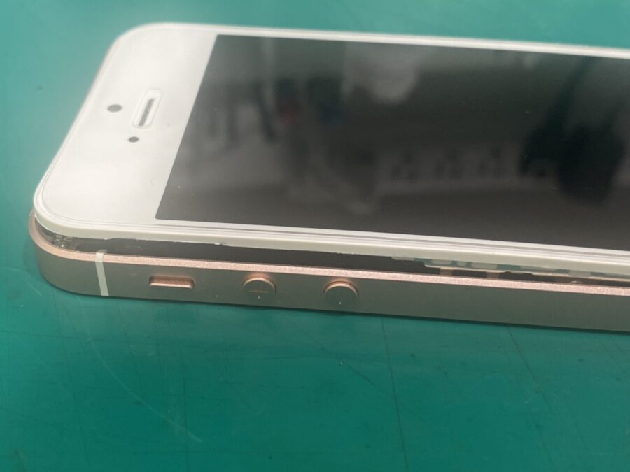 暑い時期に多いバッテリー膨張！iPhoneSE(アイフォンエスイー)初代でも交換可能です！【スマホ修理工房新宿PePe店】