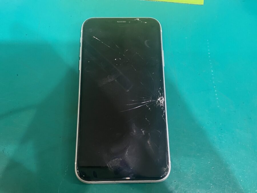 iPhoneXS(アイフォンテンエス)の気になる画面割れも当店修理なら即日お渡し！【スマホ修理工房新宿PePe店】