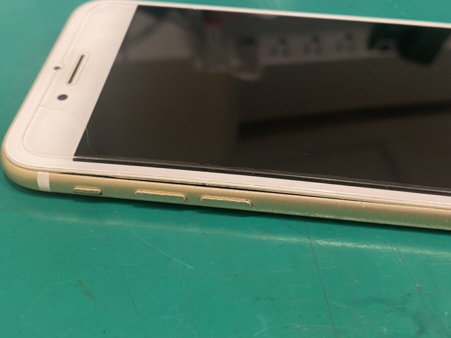 バッテリー膨張も即日バッテリー交換！iPhone7（アイフォンセブン）バッテリー交換【スマホ修理工房新宿PePe店】