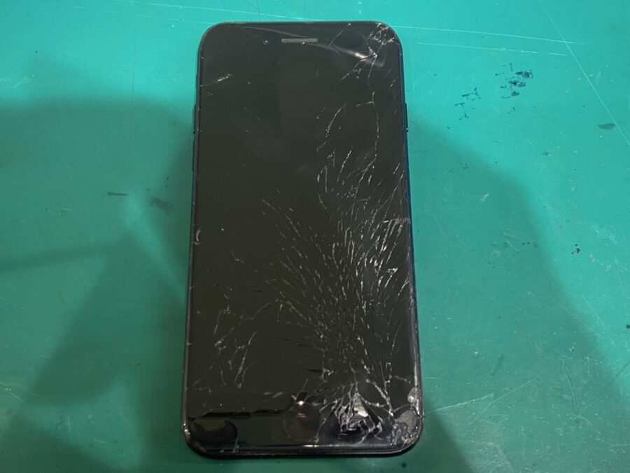 画面全体に割れが広がっているiPhone7(アイフォンセブン)を即日修理しました！【スマホ修理工房新宿PePe店】