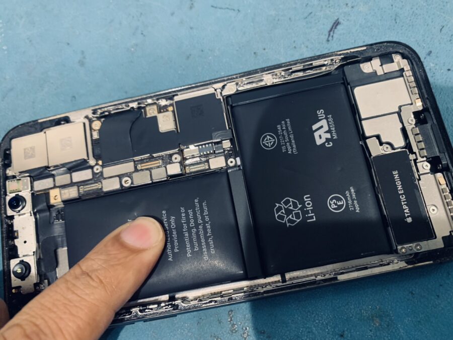 iPhoneX（アイフォンX）のバッテリー膨張によるバッテリー交換ならデータそのまま、即日修理の「スマホ修理工房渋谷店」へ