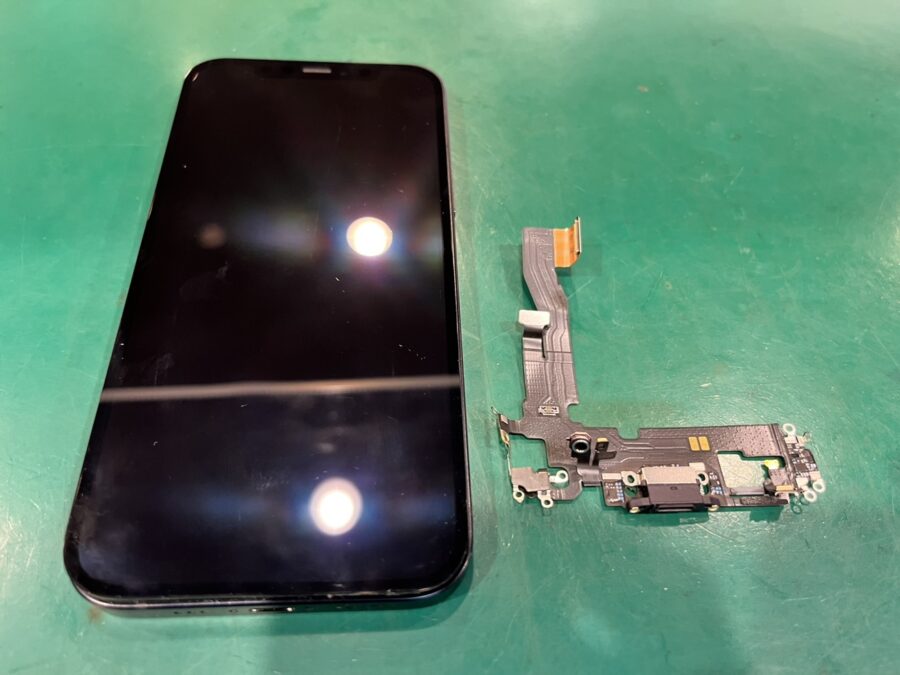 最近多いiPhone12(アイフォン)の充電不良…スマホ修理工房ペリエ千葉店で即日修理できるかも！？
