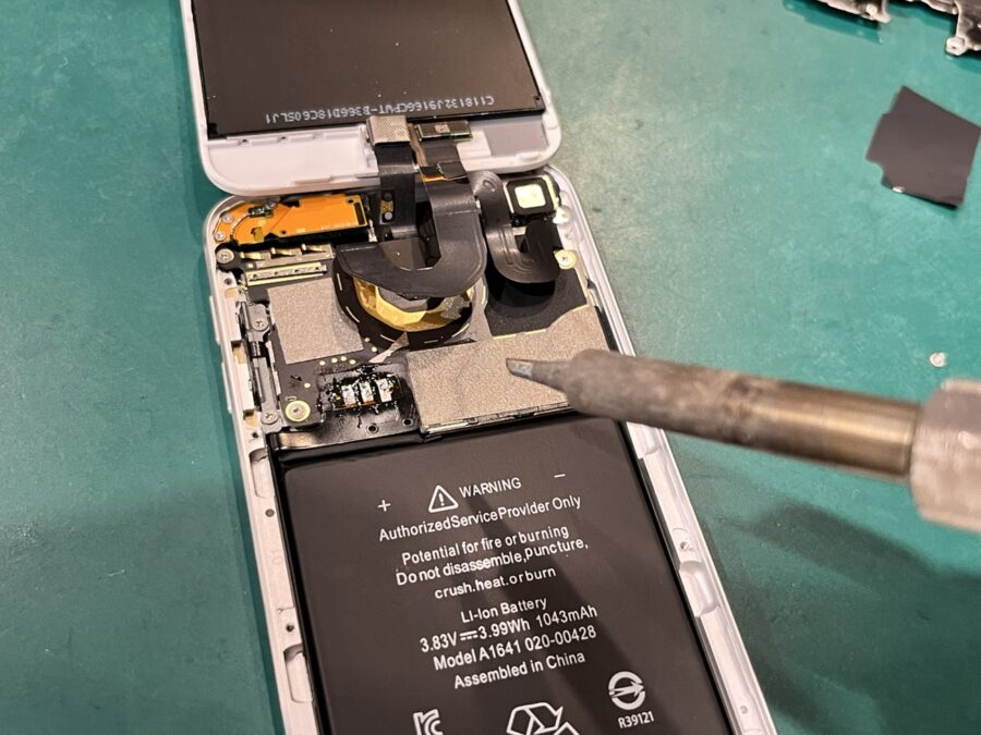 根強い人気のiPodTouch6(アイポッド)のバッテリー交換！スマホ修理工房ペリエ千葉店ならまだまだ対応可能です！