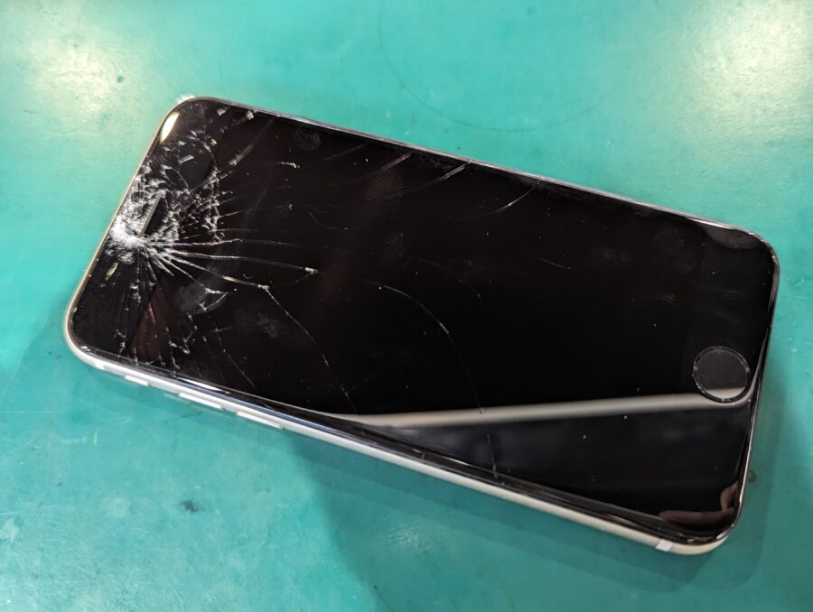iPhoneSE第3世代(アイフォン)の画面修理は千葉駅直結のスマホ修理工房ペリエ千葉店へ！