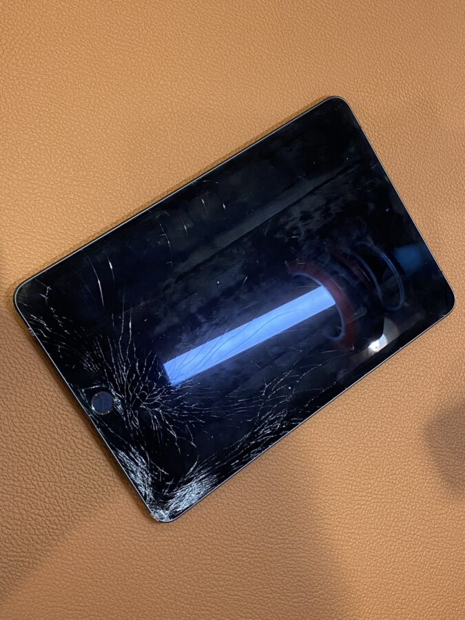 画面が下を中心に割れてしまったiPad(アイパッド)第６世代　修理を行いました!【スマホ修理工房仙台PARCO2店】