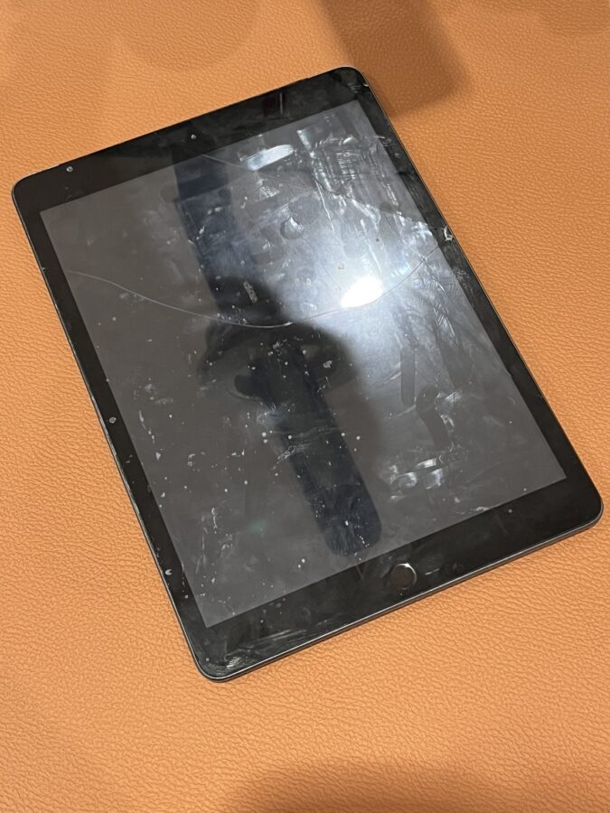 ガラス割れでのご依頼iPad(アイパッド)第8世代をお持ち込み頂きました!【スマホ修理工房仙台PARCO2店】