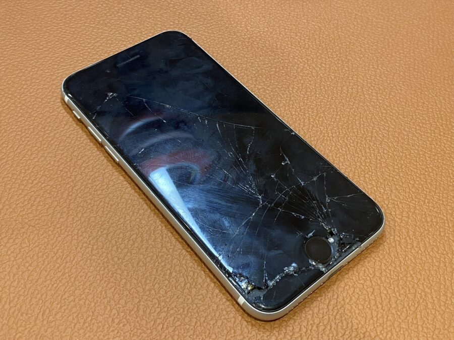 激しくガラスの割れたiPhoneSE!太白区のお客様より修理をご依頼頂きました!【スマホ修理工房仙台PARCO2店】