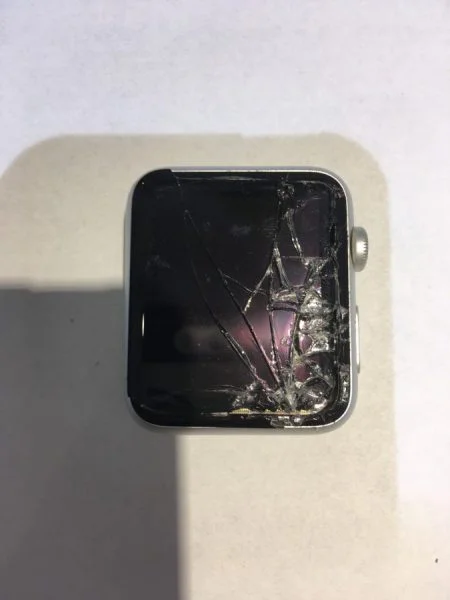 AppleWatch初代 42mm（アップルウォッチしょだい 42mm）の画面が割れてしまった...