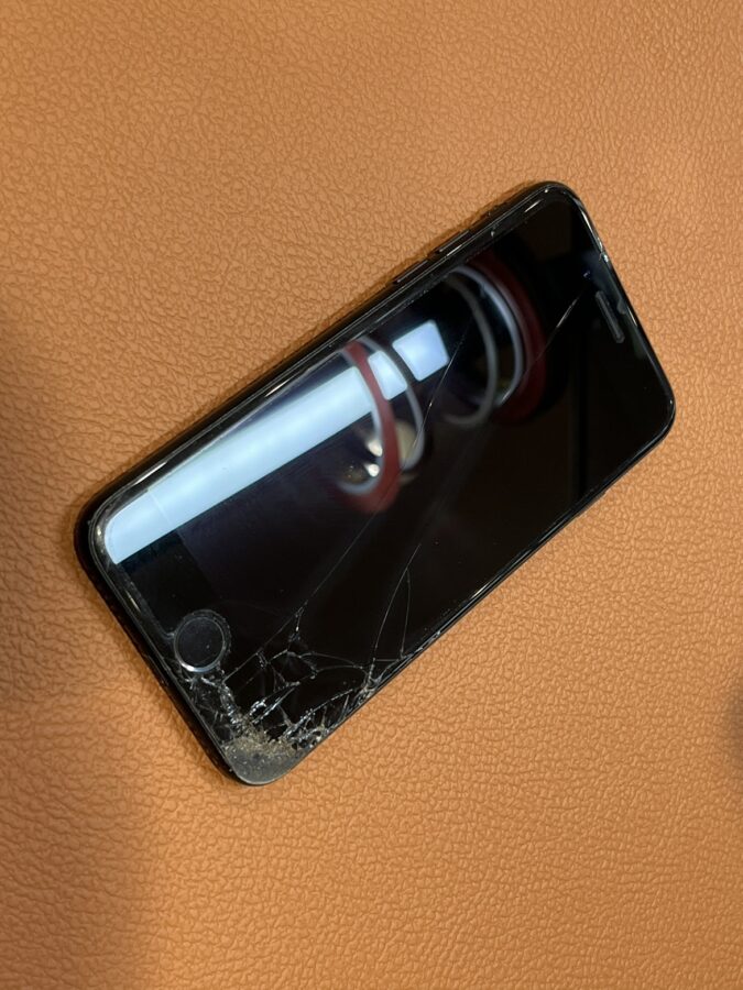 一部、ガラスの損傷が激しいiPhone7(アイフォンセブン)修理を行いました!【スマホ修理工房仙台PARCO2店】