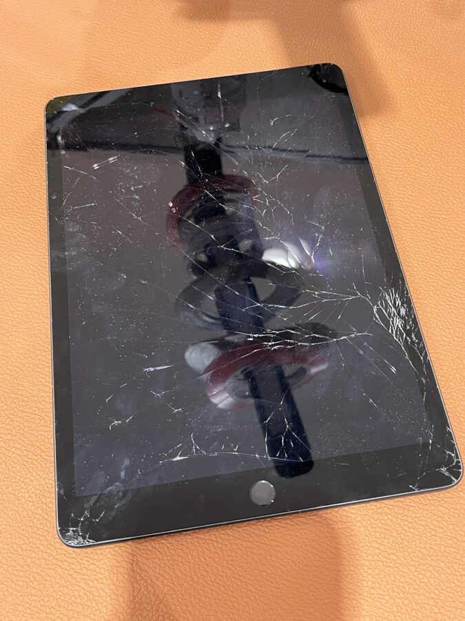 全体が大きく割れてしまったiPad9(アイパッド第9世代)の修理を行いました!【スマホ修理工房仙台PARCO2店】