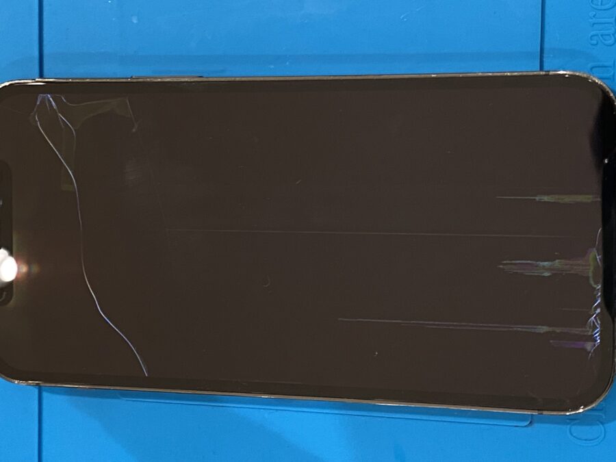 かすかに光る箇所のあるiPhone12(アイフォントゥエルブ)のパネル交換を承りました!