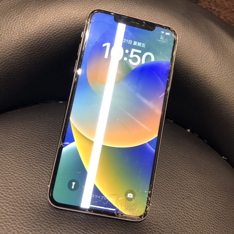 落とした衝撃でiPhone11Pro（アイフォン）の液晶画面に白い線が、、、スマホ修理工房渋谷店ならキレイに修理できます！