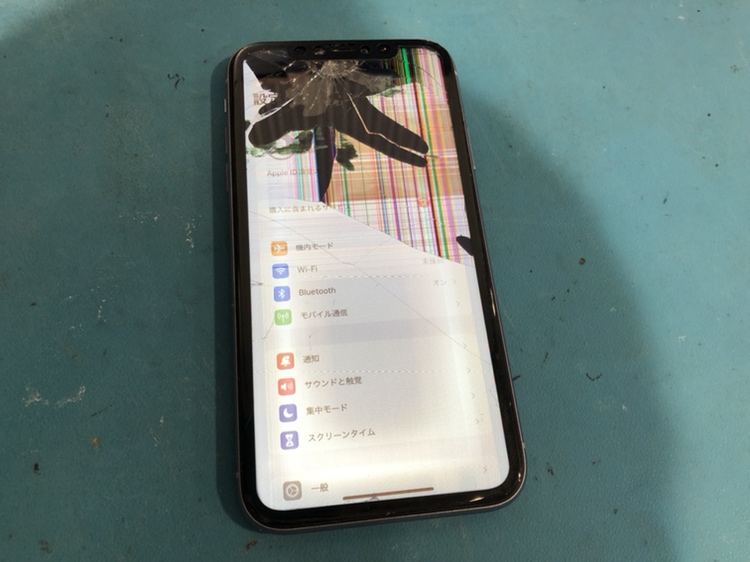 iPhone11（アイフォン）を落としたら、液晶が黒くにじんで、カラフルな線まで、、、そんな修理もスマホ修理工房渋谷店にお
