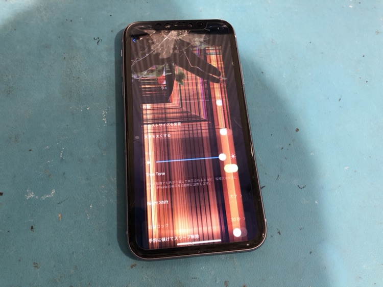 iPhoneXR（アイフォン）の液晶画面が真っ赤な線だらけに！？液晶破損修理なら、スマホ修理工房渋谷店にお持ち込みください