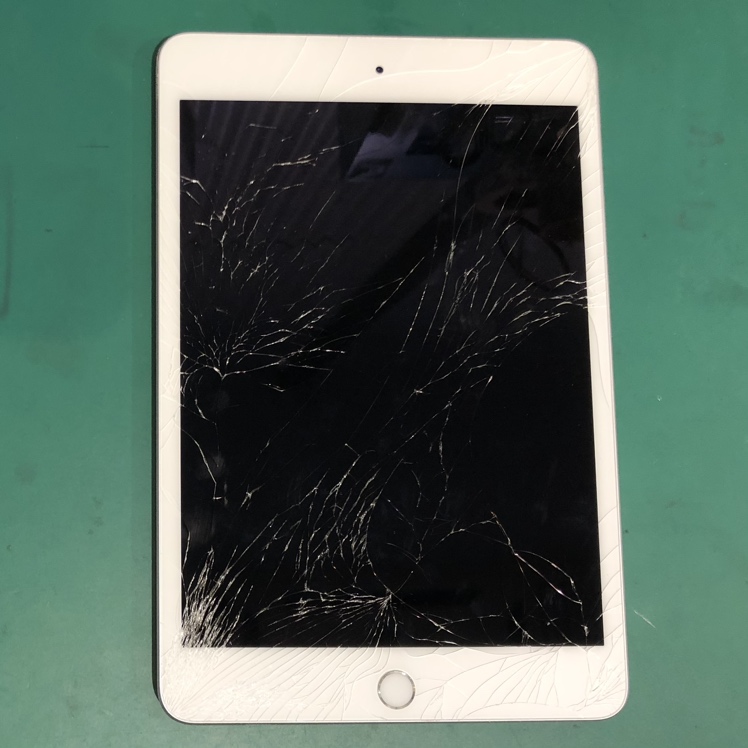 画面のガラスがバキバキにひび割れ、、、iPadmini4（アイパッドミニ第4世代）の修理もスマホ修理工房渋谷店にお任せくだ