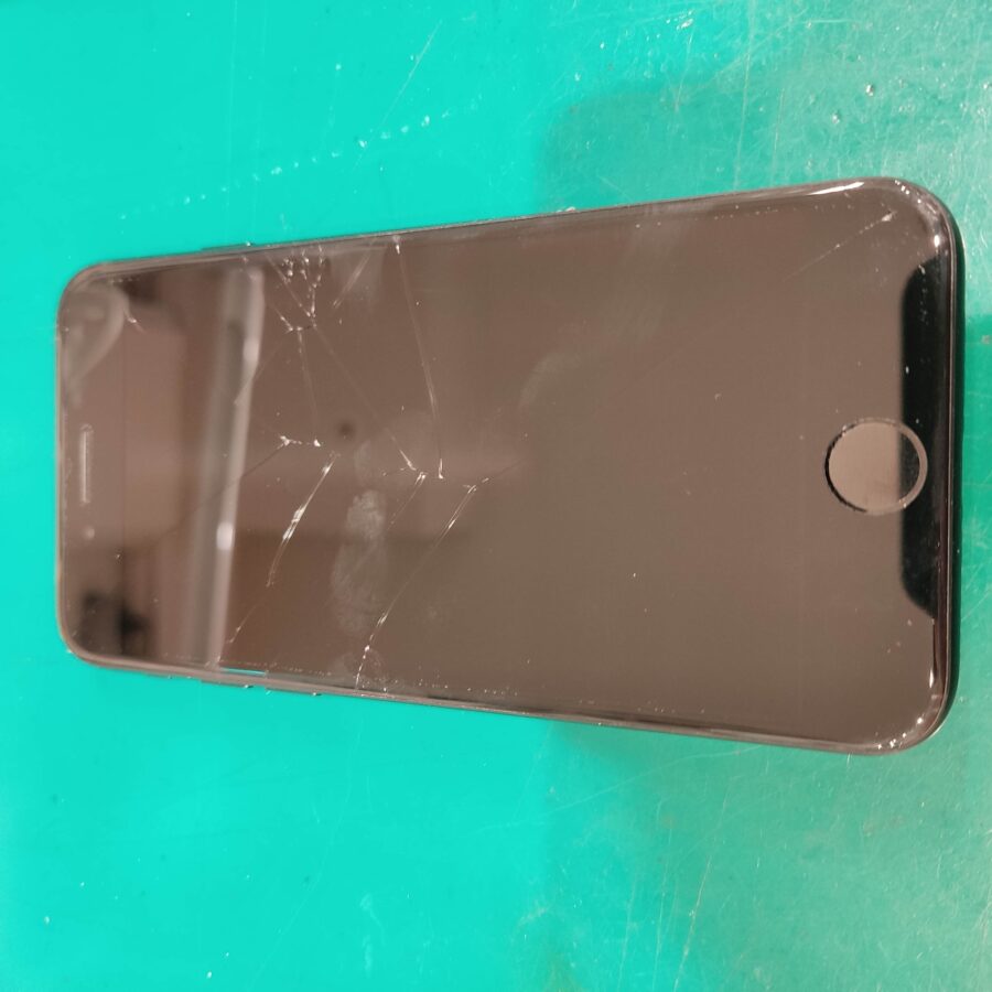 iPhoneSE3（アイフォンエスイースリー）即日スピード修理の　スマホ修理工房新宿PePe店へ！！！
