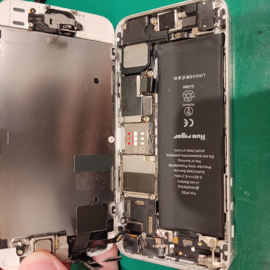 初代iPhoneSE（アイフォンエスイー）のバッテリー交換をしてまだまだ愛用しませんか？スマホ修理工房　新宿PePe店