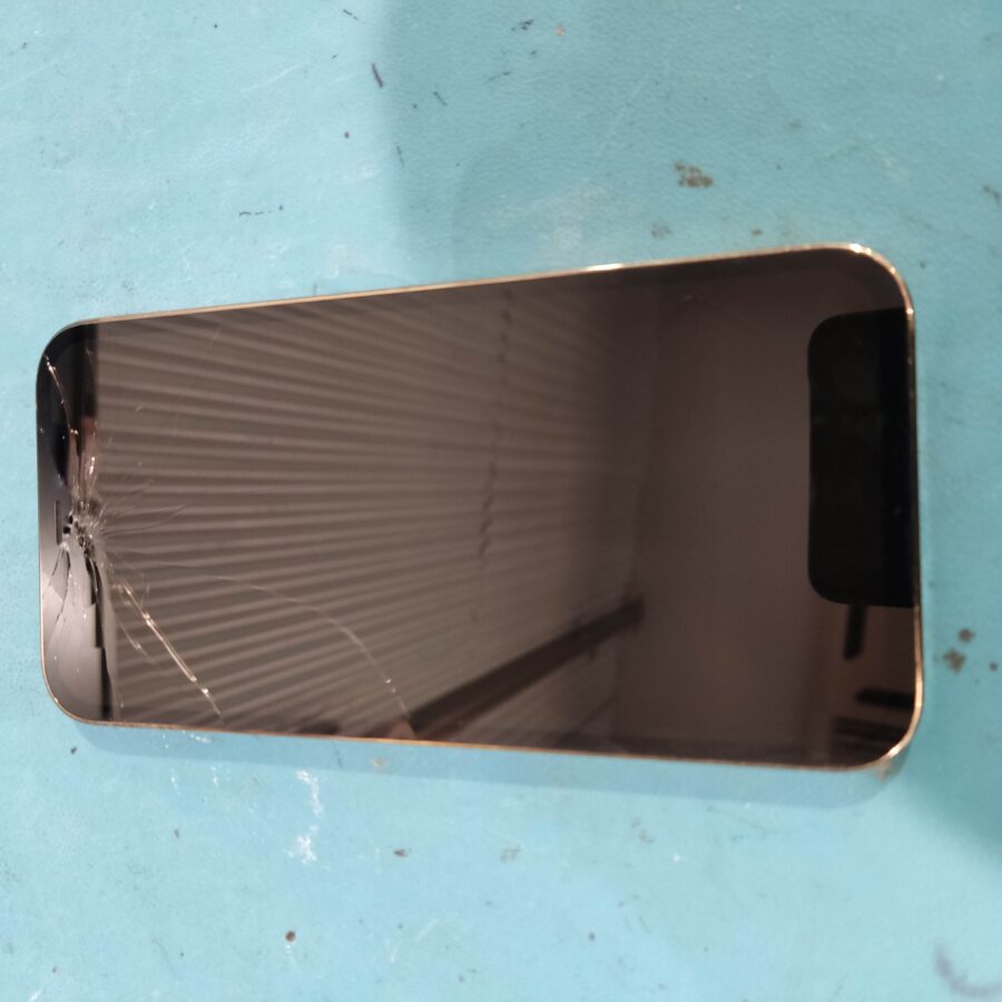 iPhone12Pro(アイフォントゥエルブプロ)画面交換修理【スマホ修理工房　新宿PePe店】