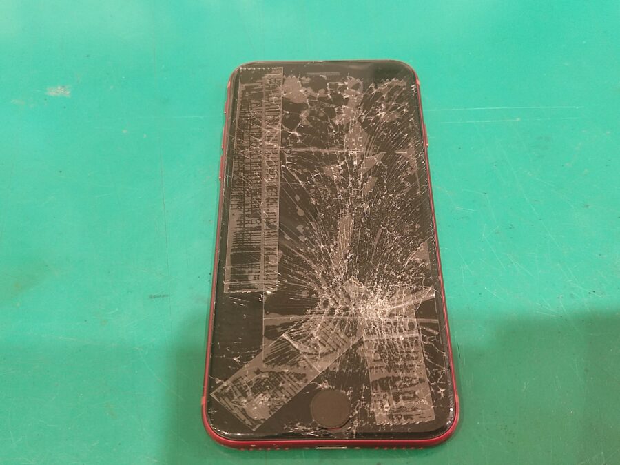 これだけ割れてても大丈夫!iPhoneSE2の画面修理なら当店まで！【スマホ修理工房　新宿PePe店】