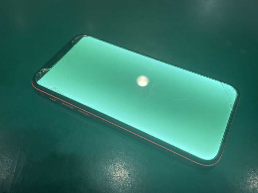 落として画面が緑になったiPhone12を見事に復活させました！スマホ修理工房ペリエ千葉店の画面交換で即日修理！！