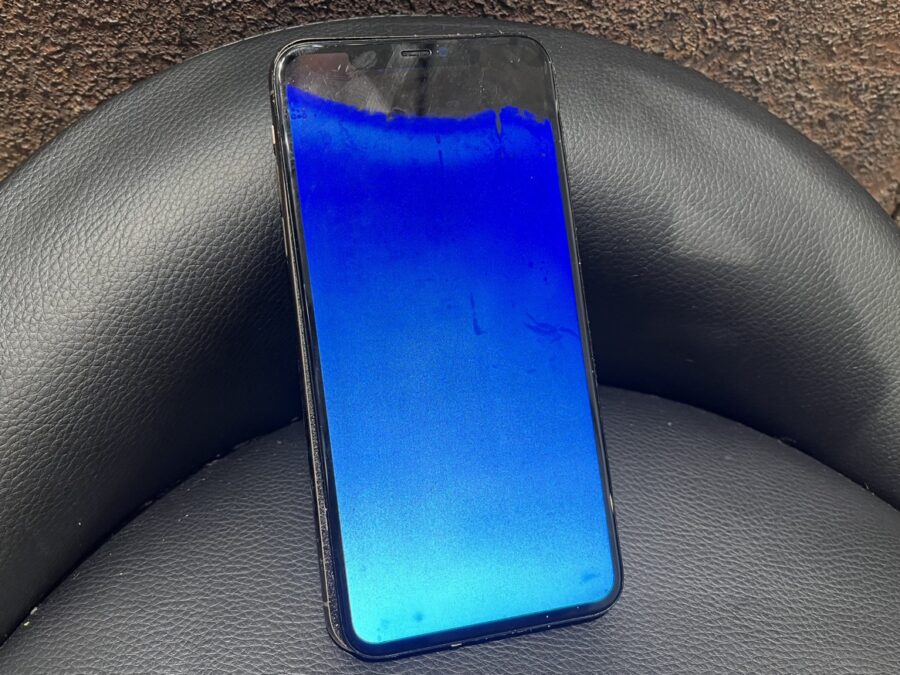 液晶画面が真っ青に、、、そんなiPhoneXSMax（アイフォン）もスマホ修理工房渋谷店でサクッと修理しちゃいます♪
