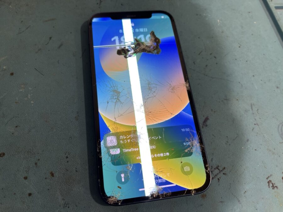 iPhone12（アイフォン）がガラス割れして、さらには液晶に白い線まで…！？でも大丈夫！スマホ修理工房渋谷店へ