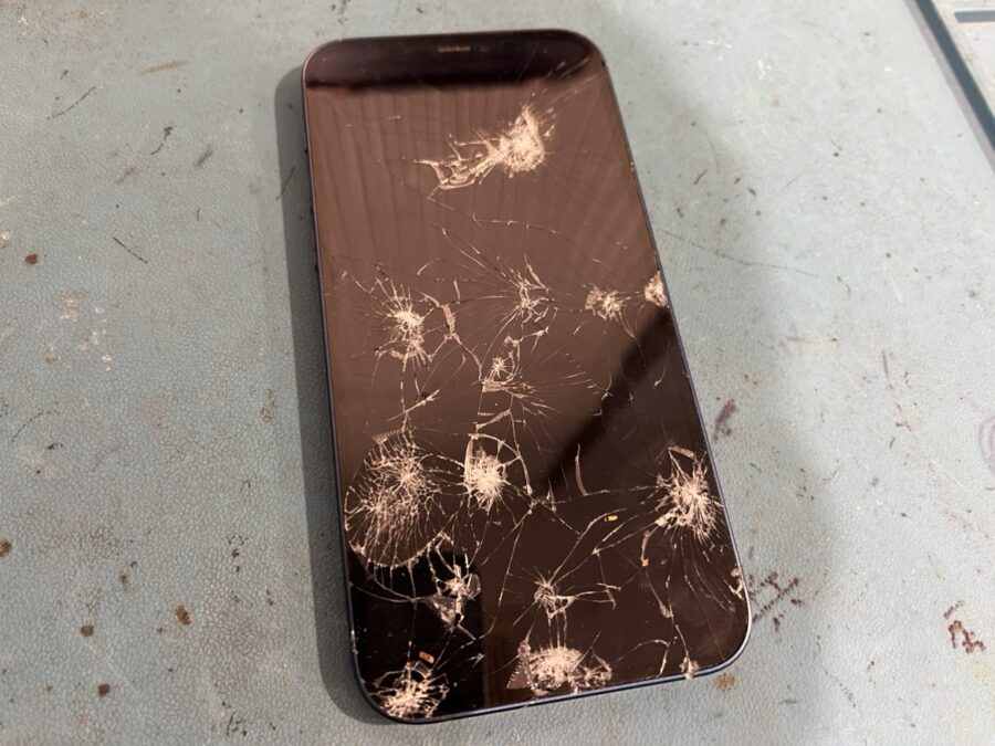 車に轢かれて画面バキバキでも直るんです。iPhone12（アイフォン）の画面修理は、スマホ修理工房渋谷店まで♪