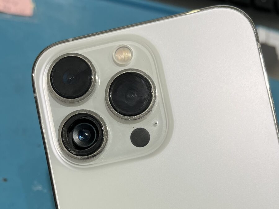 カメラレンズのガラスが割れて、中身が丸見えになったiPhone13ProMax（アイフォン）。放っておかずにスマホ修理工房