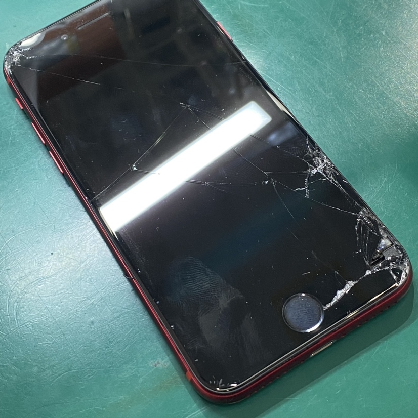 iPhoneSE第二世代（アイフォン）が真っ暗に。電源は入ってる？修理は可能？【スマホ修理工房池袋P'パルコ店】