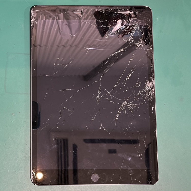 学校で支給されているiPad9（アイパッド第9世代）を割ってしまった…！大丈夫、スマホ修理工房渋谷店に任せてください♪