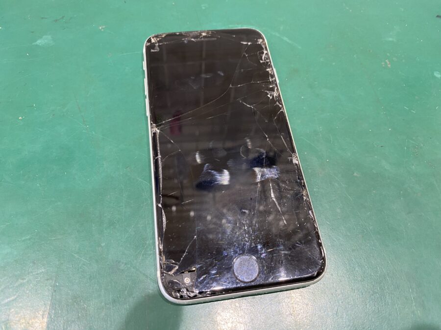 iPhoneSE2（第二世代）の画面が割れてバキバキに。。データーそのまま即日修理なら【スマホ修理工房西大島店】へ