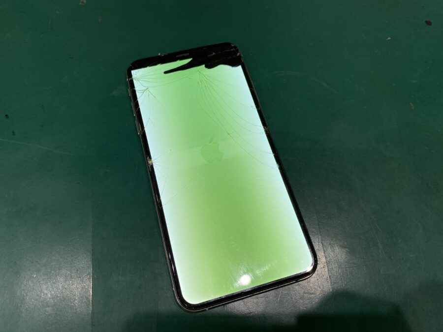 iPhone XS Max（アイフォン）画面がグリーンになって操作ができない