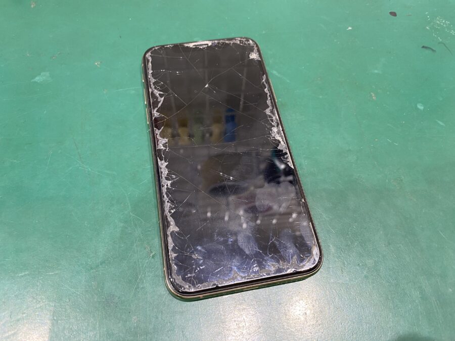 iPhoneXS(アイフォン)画面が映らない。でも電話や通知が来る。これって直るの？