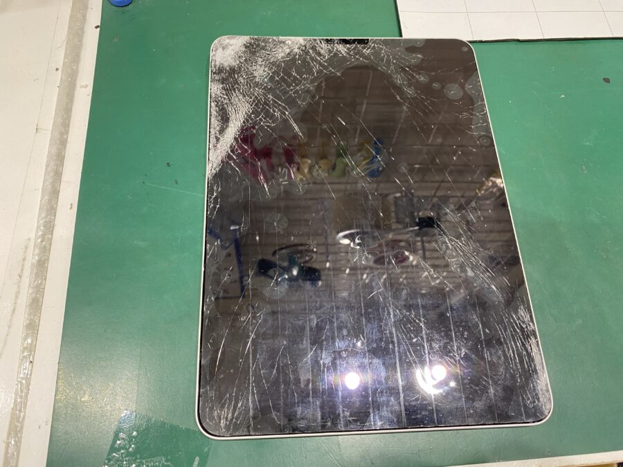 iPad Air4（アイパッド）画面が割れてフレームも曲がった。。。データーも消したくないし早く治したい！