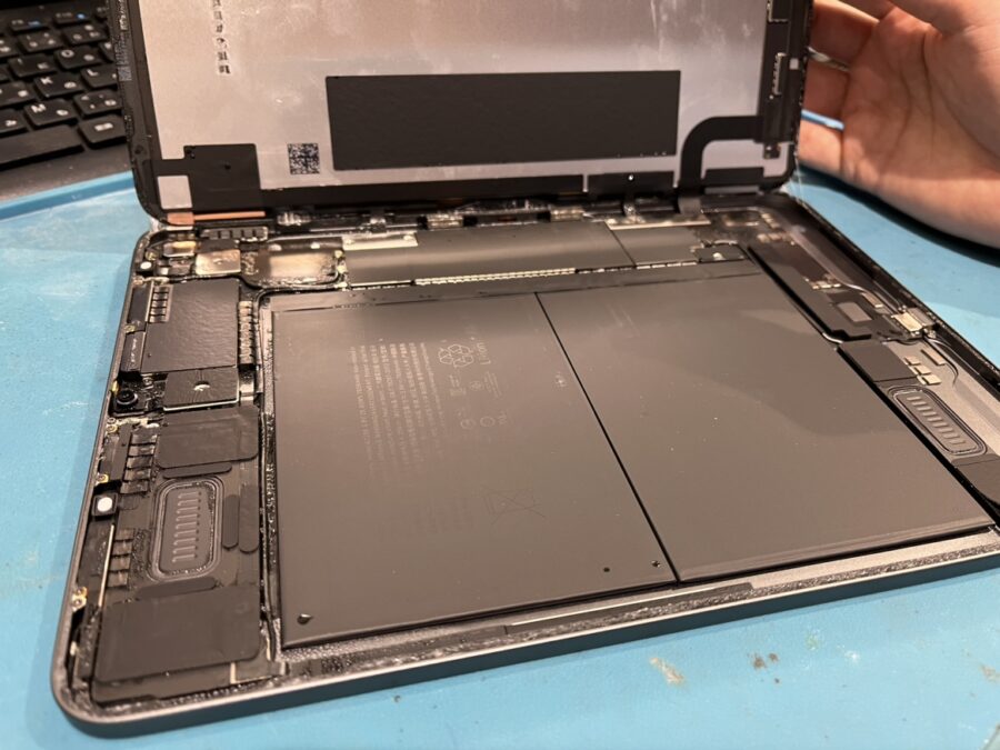 お風呂で動画を見ていたら、iPadAir4（アイパッドエアー第4世代）がドボン…！そんな水没の修理もスマホ修理工房渋谷店に