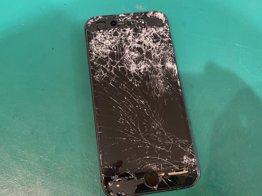 iPhoneSE2（アイフォンエスイーツー）画面交換を行いました！【スマホ修理工房新宿PePe店】