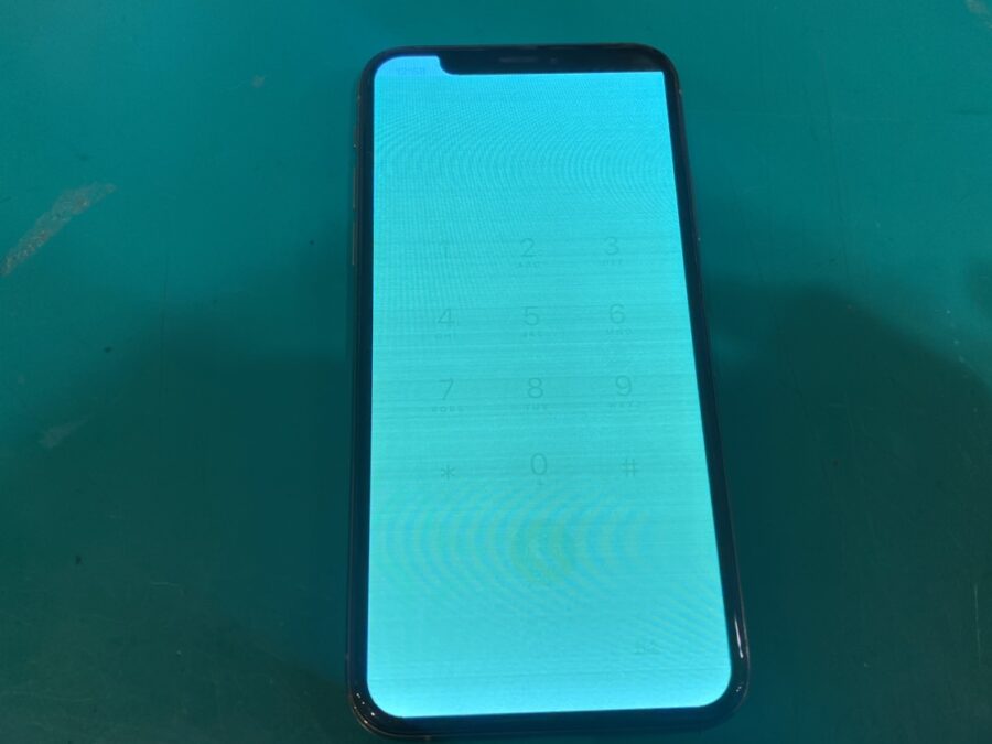 画面一面が緑色に！そんなiPhoneXs（アイフォンテンエス）も当店で即日画面修理！【スマホ修理工房新宿PePe店】