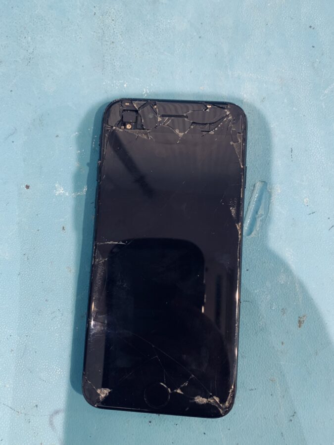 落として精密機器が見える状態になったiPhoneSE3（アイフォンSE第3世代）　画面割れ液晶破損修理　￥5,800（税込）～）